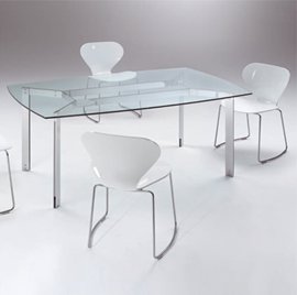 Kombinace skla, kovu a plastu – jídelní stůl (sklo-kov), židle (kov plast)